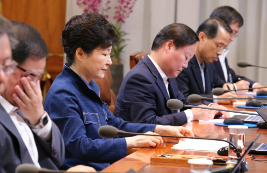 박근혜 대통령이 27일 청와대에서 열린 수석비서관회의에서 모두발언을 마친 뒤 자료를 보고 있다.